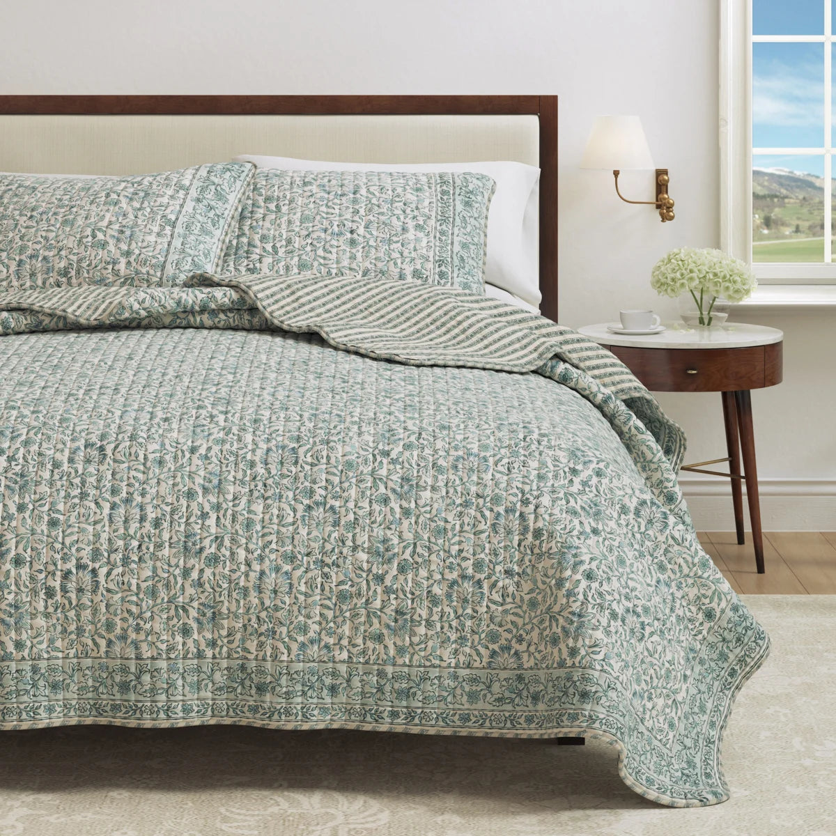 Blue Border Floral Quilt Set With Shams