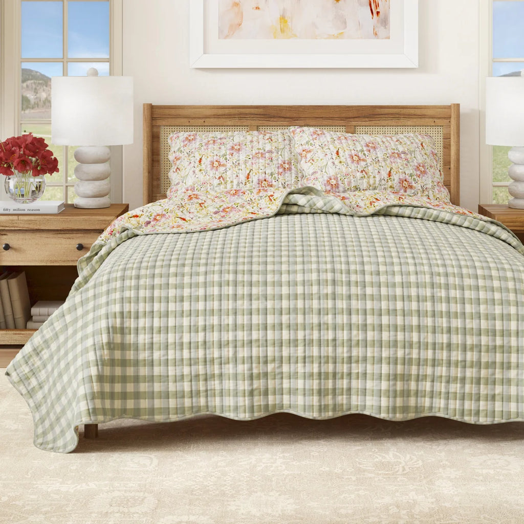 Floral Bloom Scalloped Quilt Set