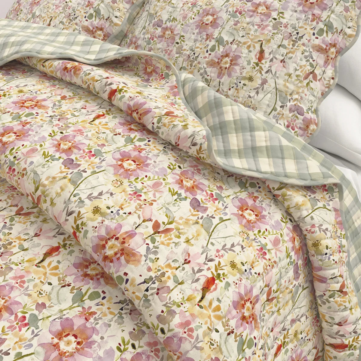 Floral Bloom Scalloped Quilt Set