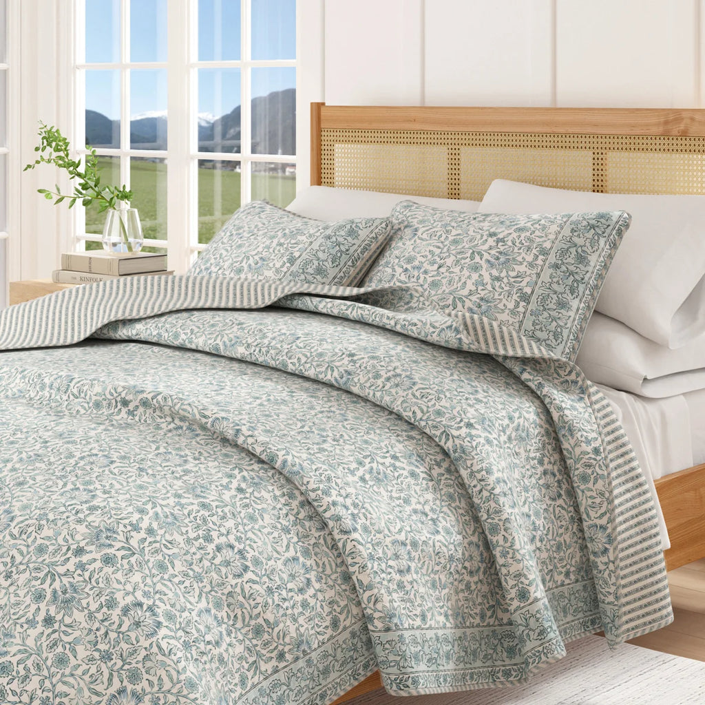 Blue Border Floral Quilt Set With Shams